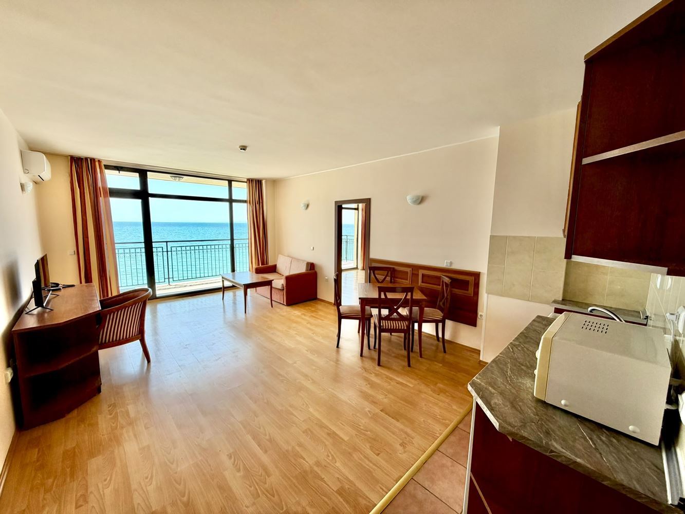 Apartmán s jednou ložnicí s panoramatickým výhledem na moře v první linii u moře ve Svatém Vlasu