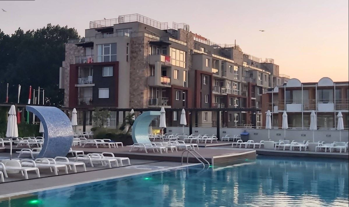 Prostorný dvoupokojový apartmán 50 metrů od pláže na Slunečném pobřeží – skvělá lokalita a komfort v uzavřeném komplexu