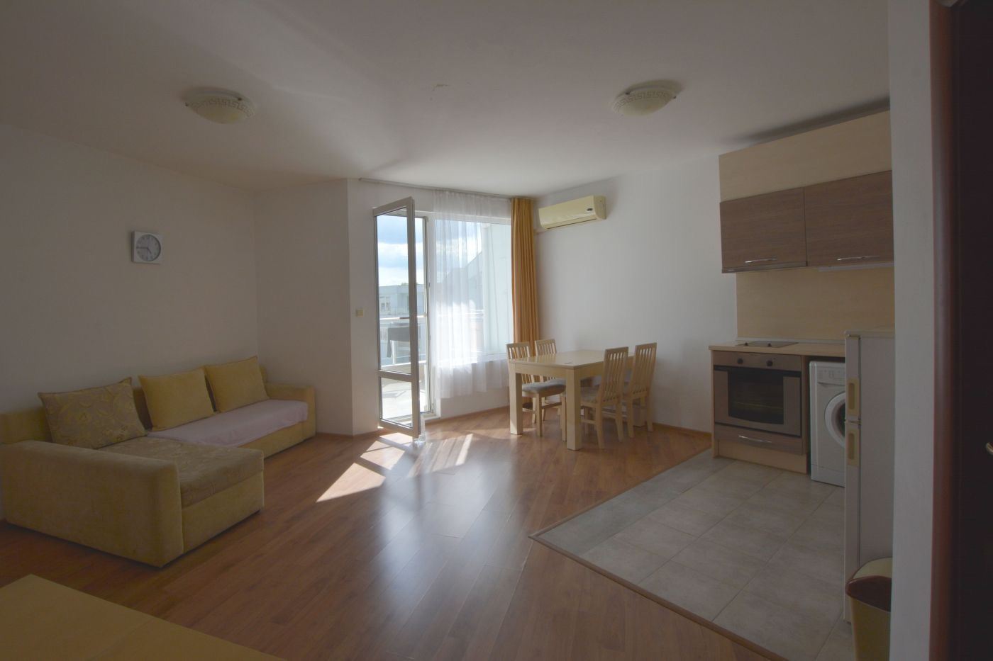 Apartmán s jednou ložnicí 100 metrů od pláže na Slunečném pobřeží – top lokalita a skvělá investice