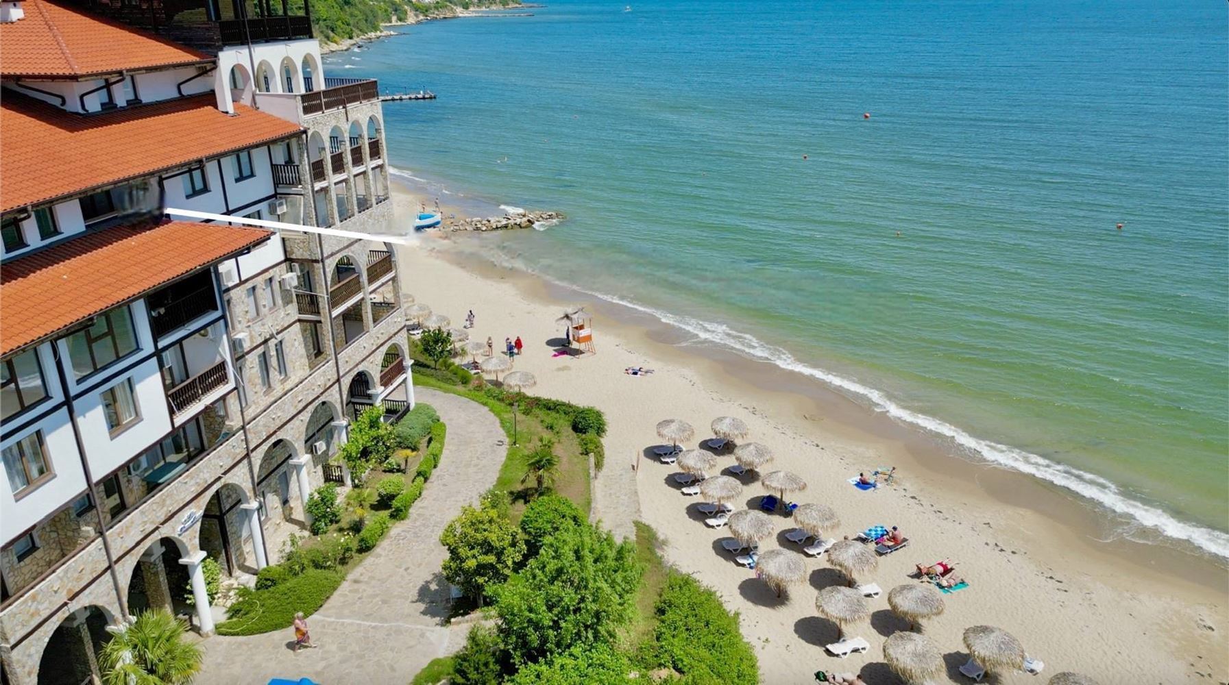 Luxus a klid v první linii u moře ve Sveti Vlas – prostorný apartmán s jednou ložnicí a výhledem na bazén