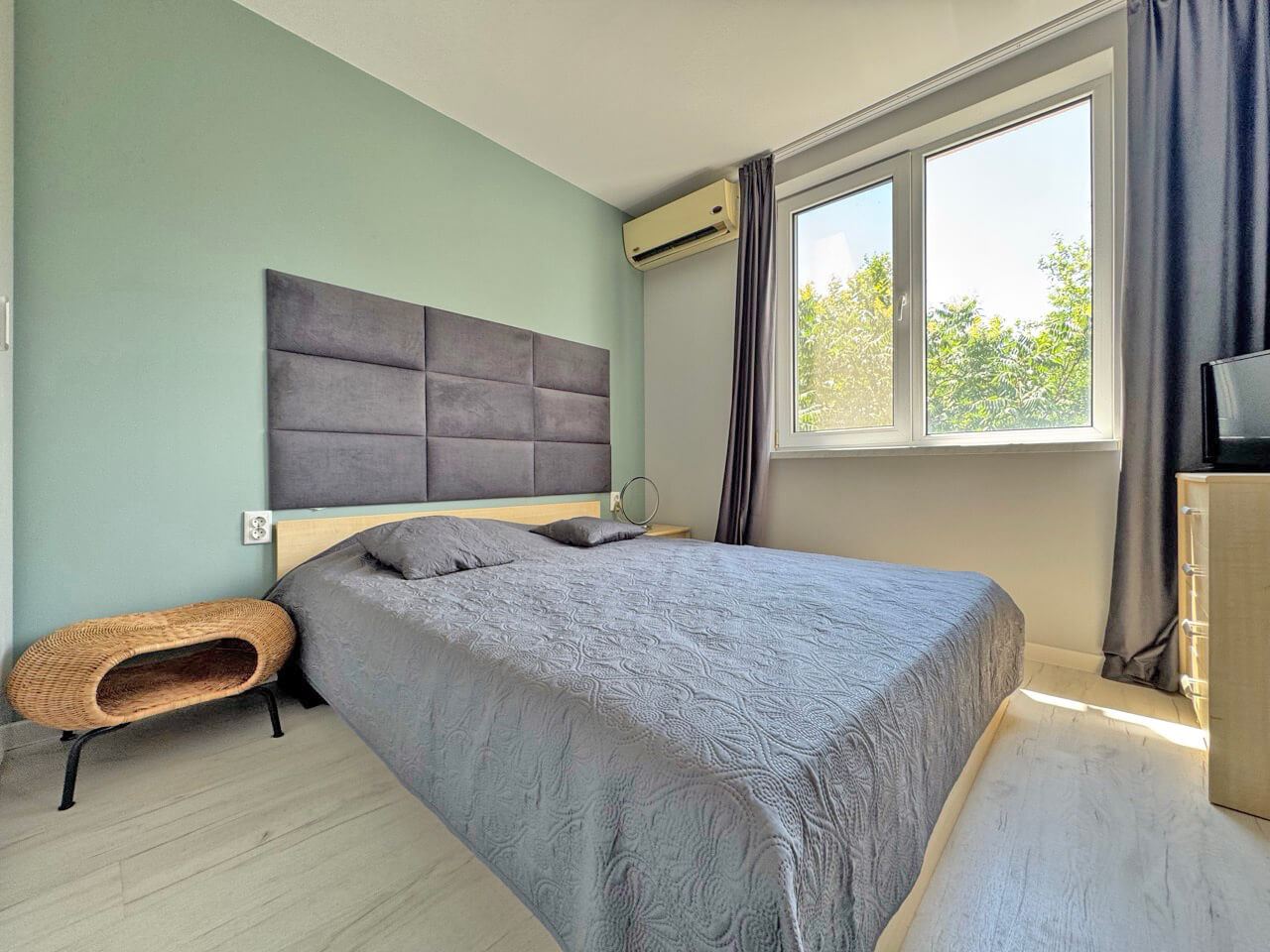 Stylový apartmán s jednou ložnicí v prestižním komplexu na Slunečném pobřeží – kompletně zrekonstruovaný a připravený k užívání