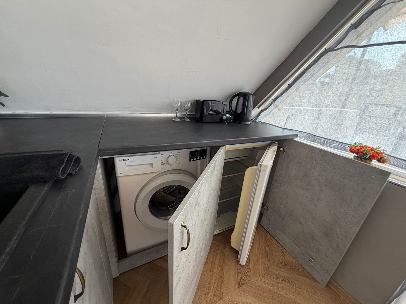 Útulný apartmán s jednou ložnicí a výhledem na moře ve Svatém Vlasu – klid, komfort a skvělá investice