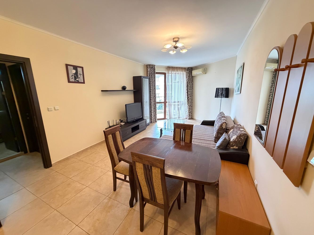 Apartmán se dvěma ložnicemi a výhledem na bazén v Nesebaru – prostor, komfort a výborná lokalita pouhých 300 metrů od moře