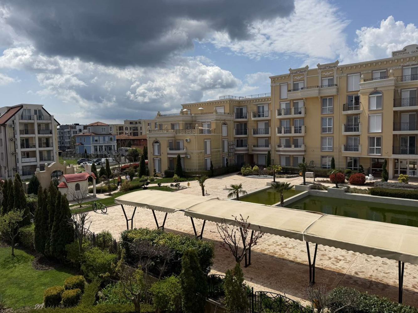 Stylový byt s jednou ložnicí v moderním komplexu v Ravdě – výborná investice blízko moře