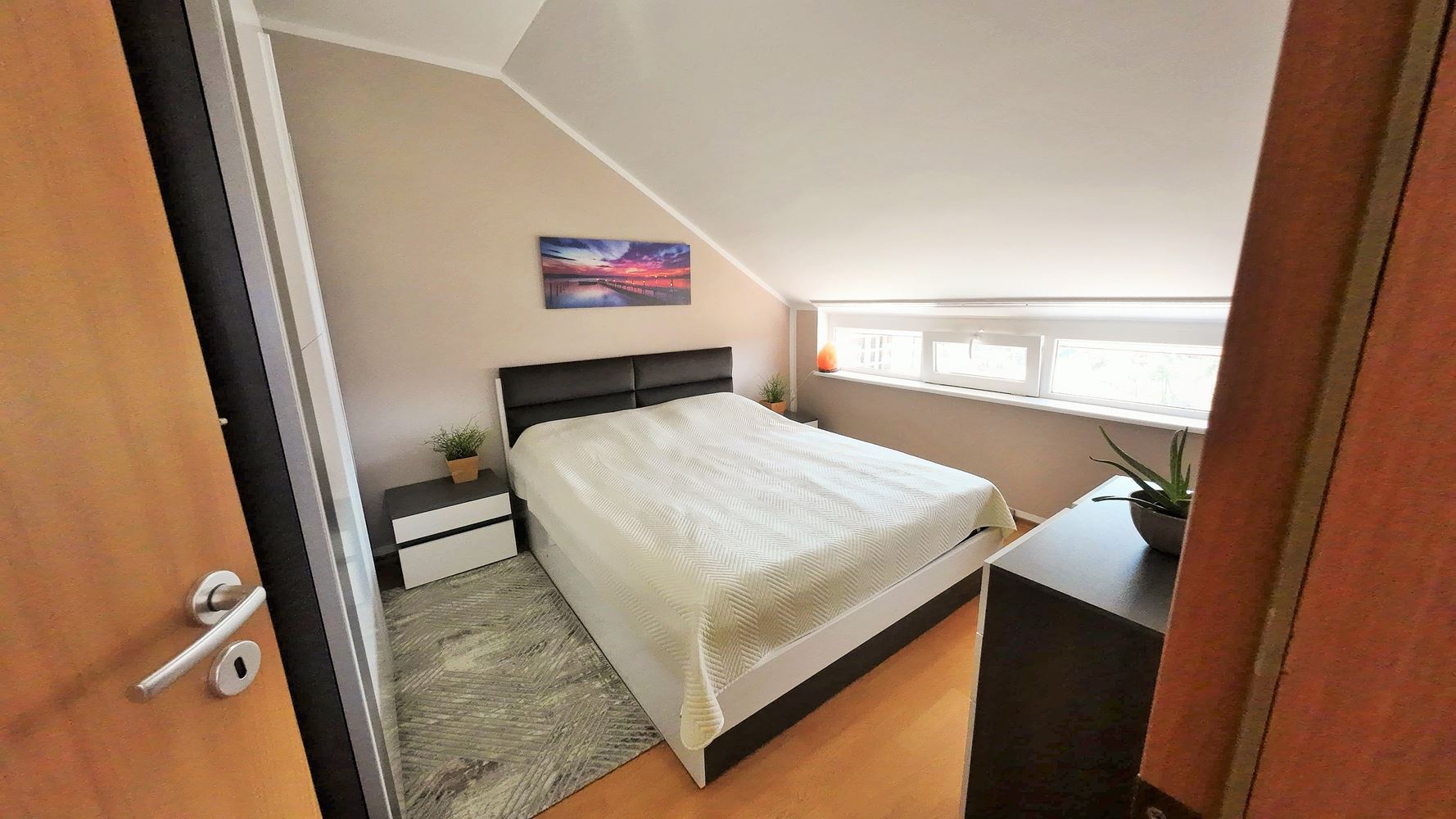 Útulný apartmán s jednou ložnicí na Slunečném pobřeží – komfort, prostornost a výborná poloha u moře