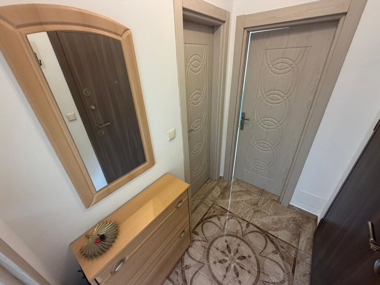 Útulný apartmán s jednou ložnicí a obrovskou terasou v Ravdě – váš osobní prostor u moře