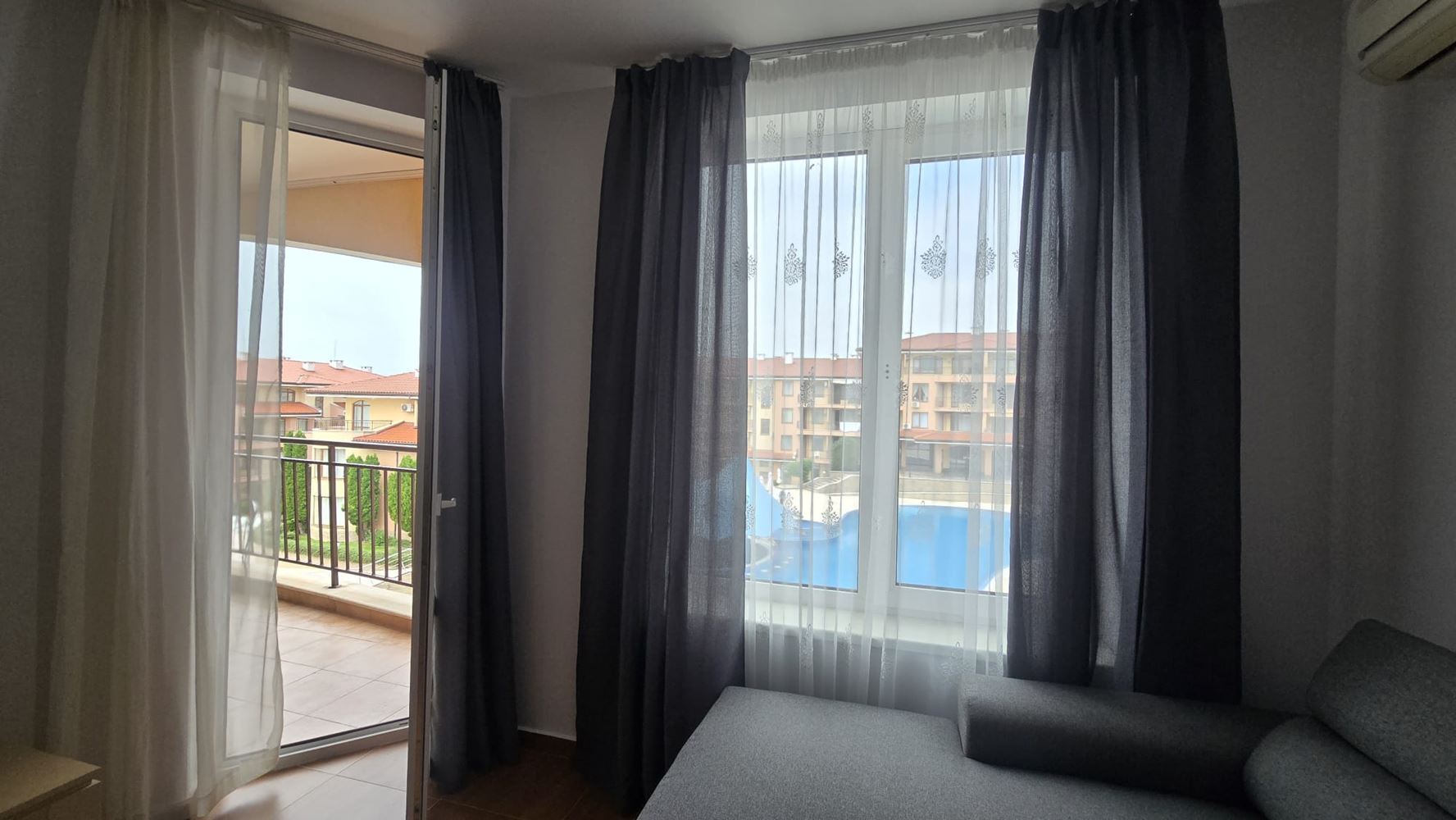 Dvoupokojový apartmán s výhledem na bazén v Svatém Vlasu – jen pár metrů od moře