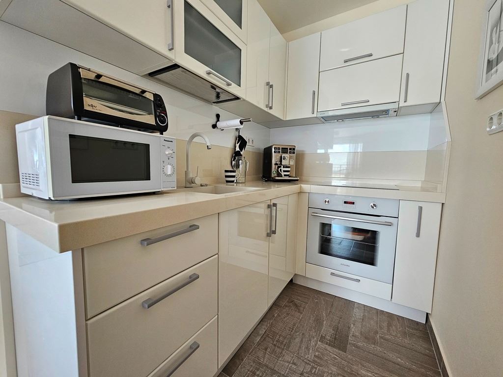 Luxusní panoramatický apartmán na první linii u moře se dvěma ložnicemi a obrovskou terasou