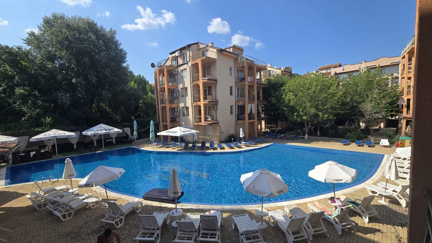 Apartmán se dvěma ložnicemi, jižní orientací a výhledem na bazén v Slunečném pobřeží