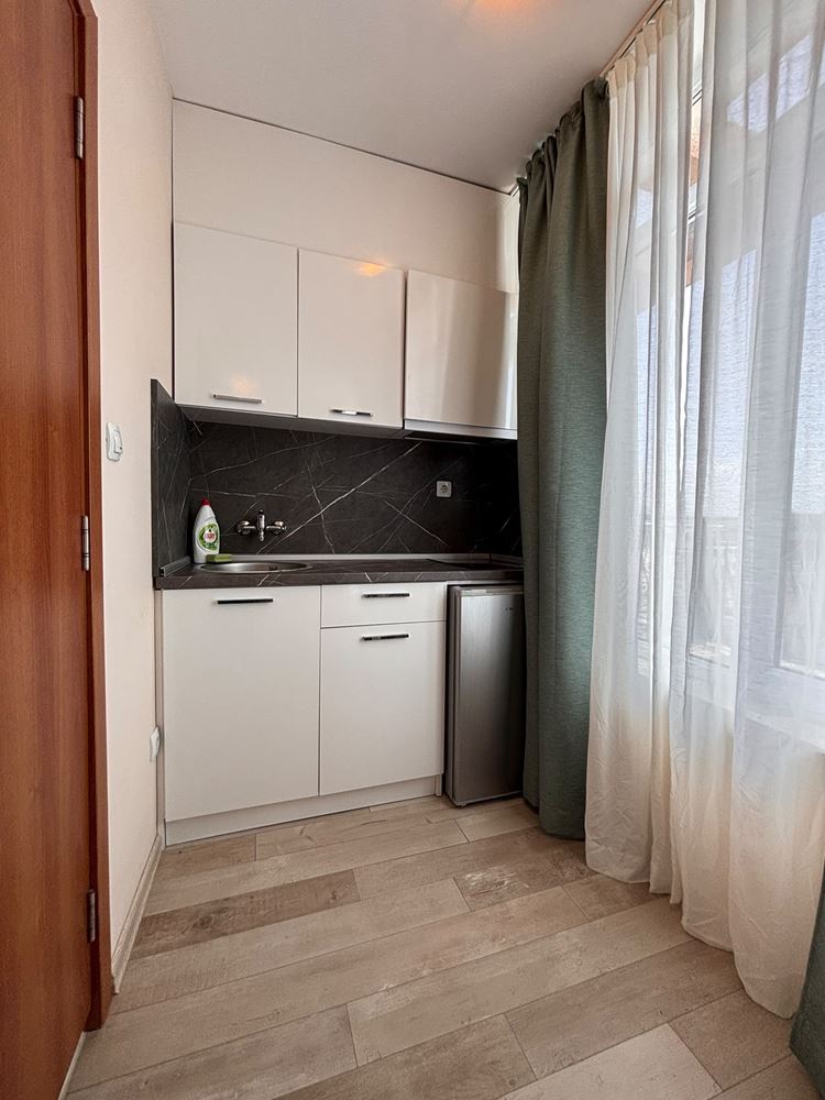 Zařízené studio s panoramatickou terasou a výhledem na bazén ve Slunečném pobřeží – komfort a SPA vybavení po celý rok