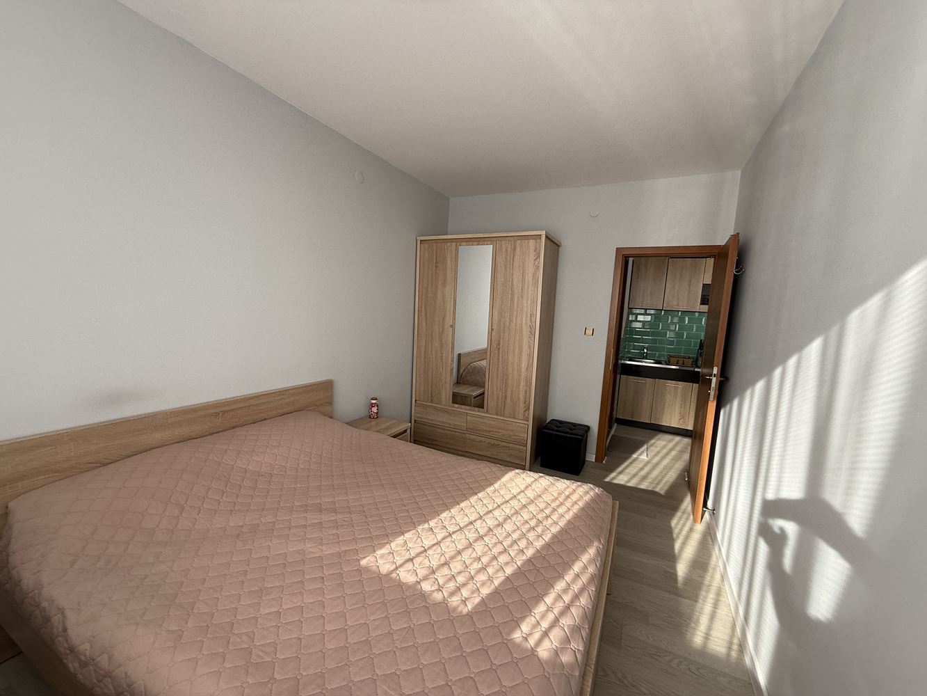 Byt s jednou ložnicí a terasou v Slunečném Pobřeží – komfort a celoroční bezpečí