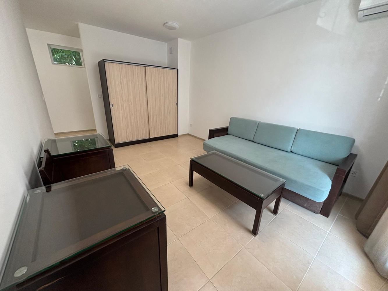 Prostorný apartmán s jednou ložnicí v Ravdě, 200 m od pláže – bez poplatku za údržbu a připravený k nastěhování