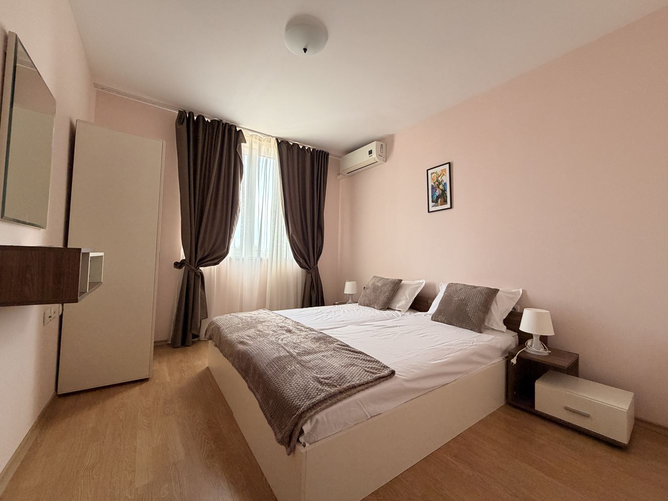 Prostorný apartmán se dvěma ložnicemi ve Slunečném pobřeží – panoramatický výhled a klidná lokalita