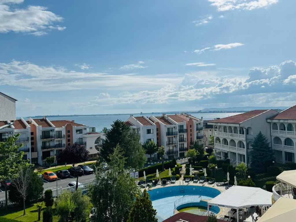 Stylový dvoupokojový apartmán v elitním komplexu v srdci Sveti Vlas