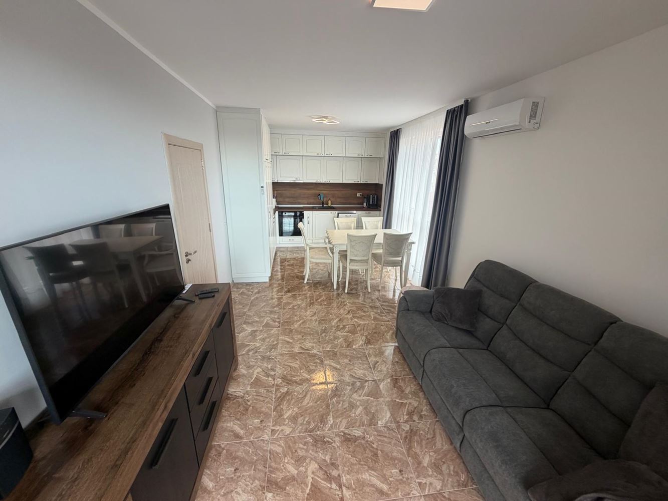 Apartmán se 2 ložnicemi v moderním komplexu s krásným zeleným prostředím v Ravdě