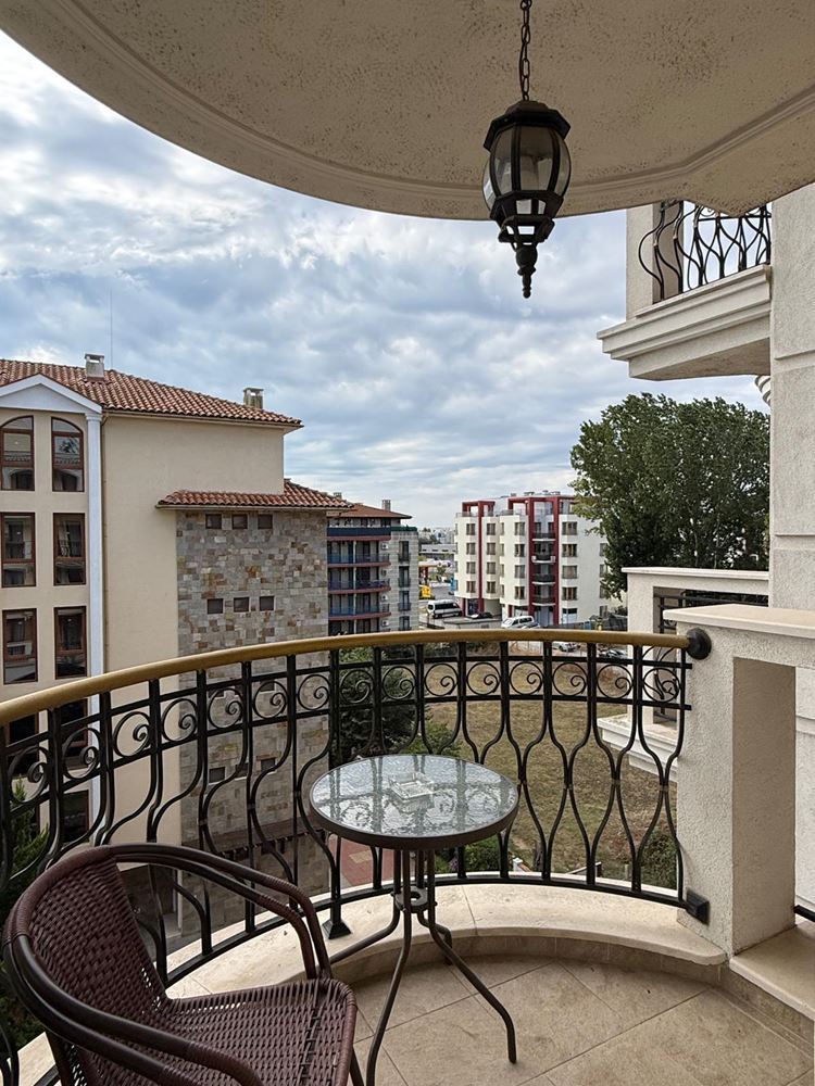 Apartmán s jednou ložnicí v luxusním komplexu ve Slunečném pobřeží s působivými bazény a odpočinkovými zónami