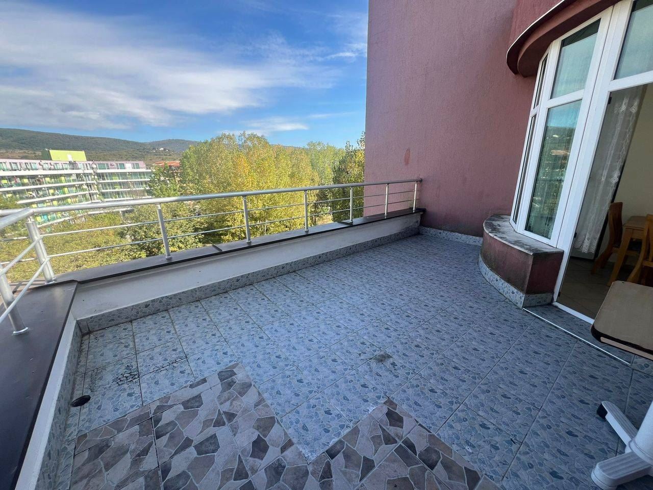 Prostorný byt s jednou ložnicí v Slunečném pobřeží – komfort a prostor v dobře udržovaném komplexu