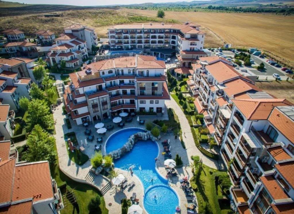 Prostorný apartmán s jednou ložnicí a výhledem na bazén v Aheloy