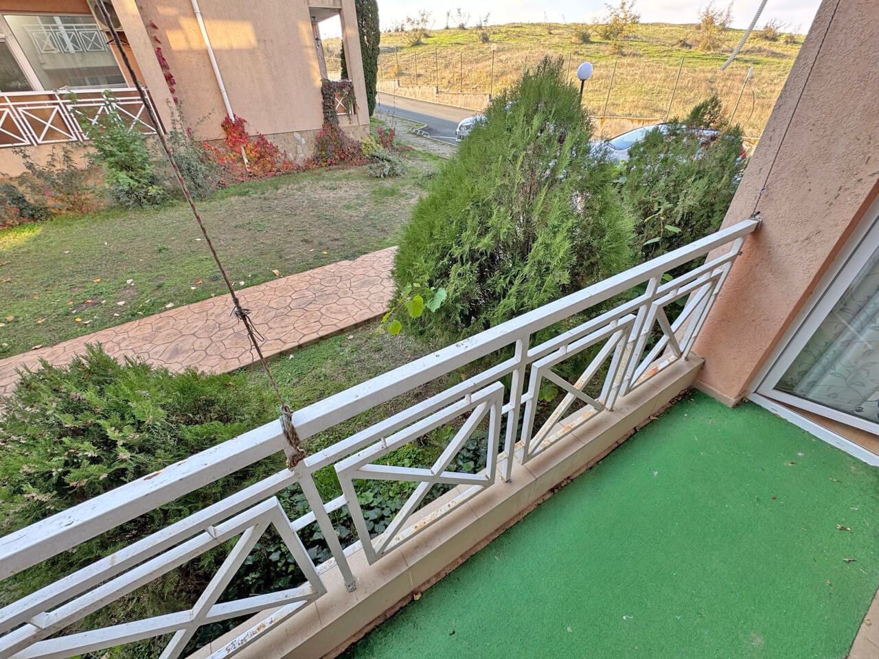 Funkční třípokojový byt v přízemí v moderním komplexu v oblasti Slunečního pobřeží