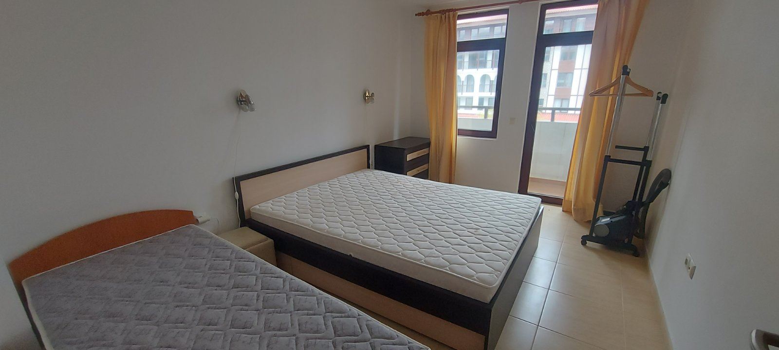 Prostorný apartmán s výhledem na moře ve Sveti Vlas – komfort, zeleň a prestižní lokalita