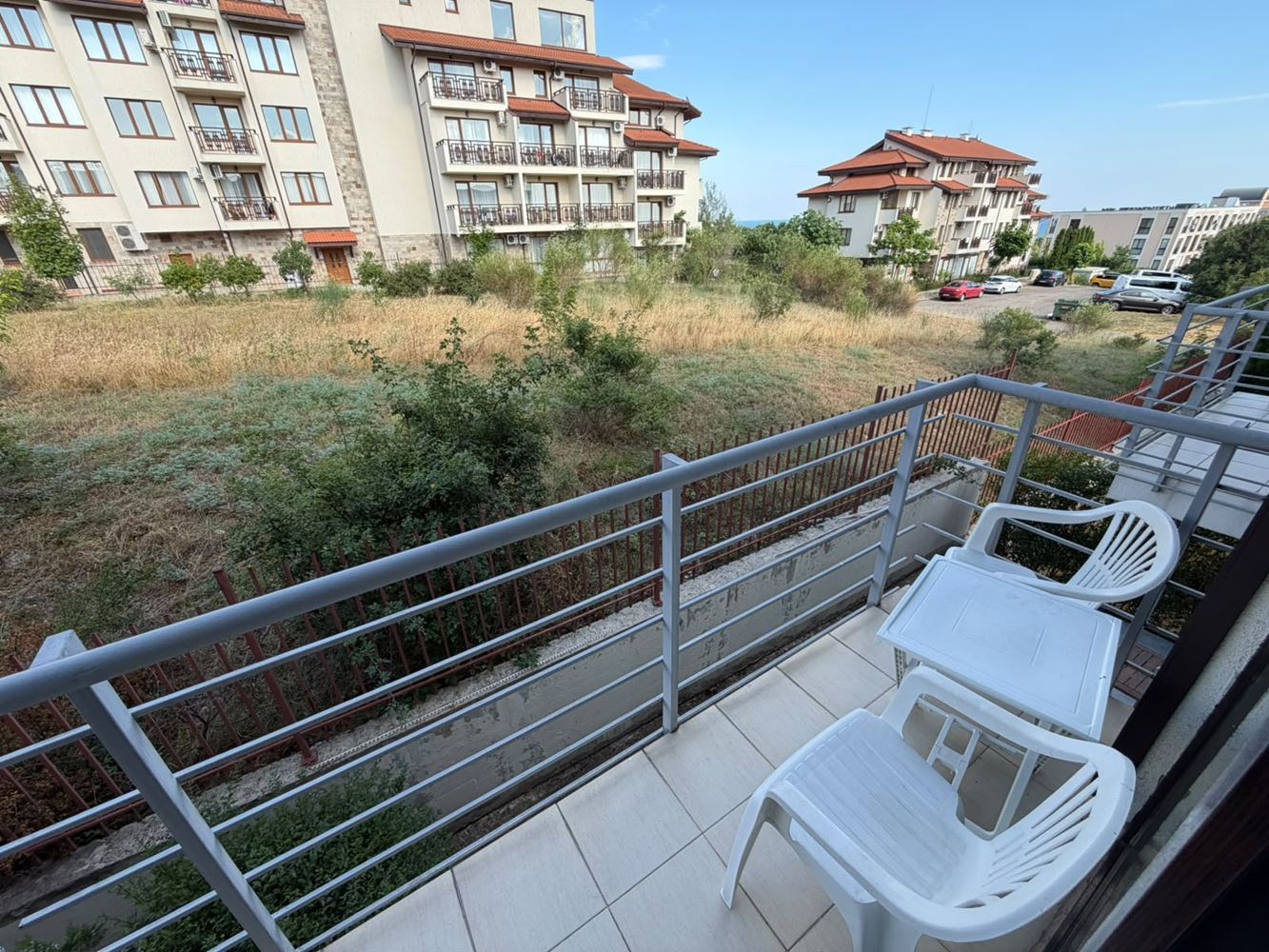 Prostorný apartmán se dvěma ložnicemi s výhledem na moře a hory v krásném uzavřeném komplexu u moře