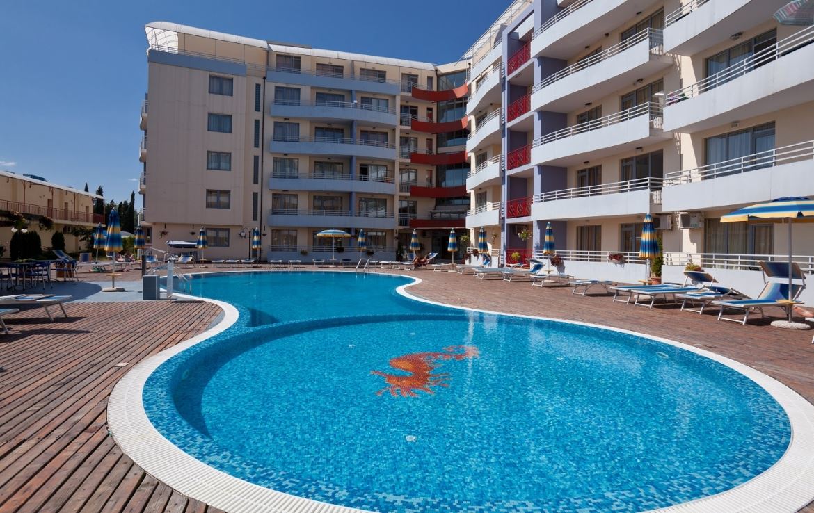 Prostorný apartmán s jednou ložnicí a výhledem na bazén ve Slunečném pobřeží
