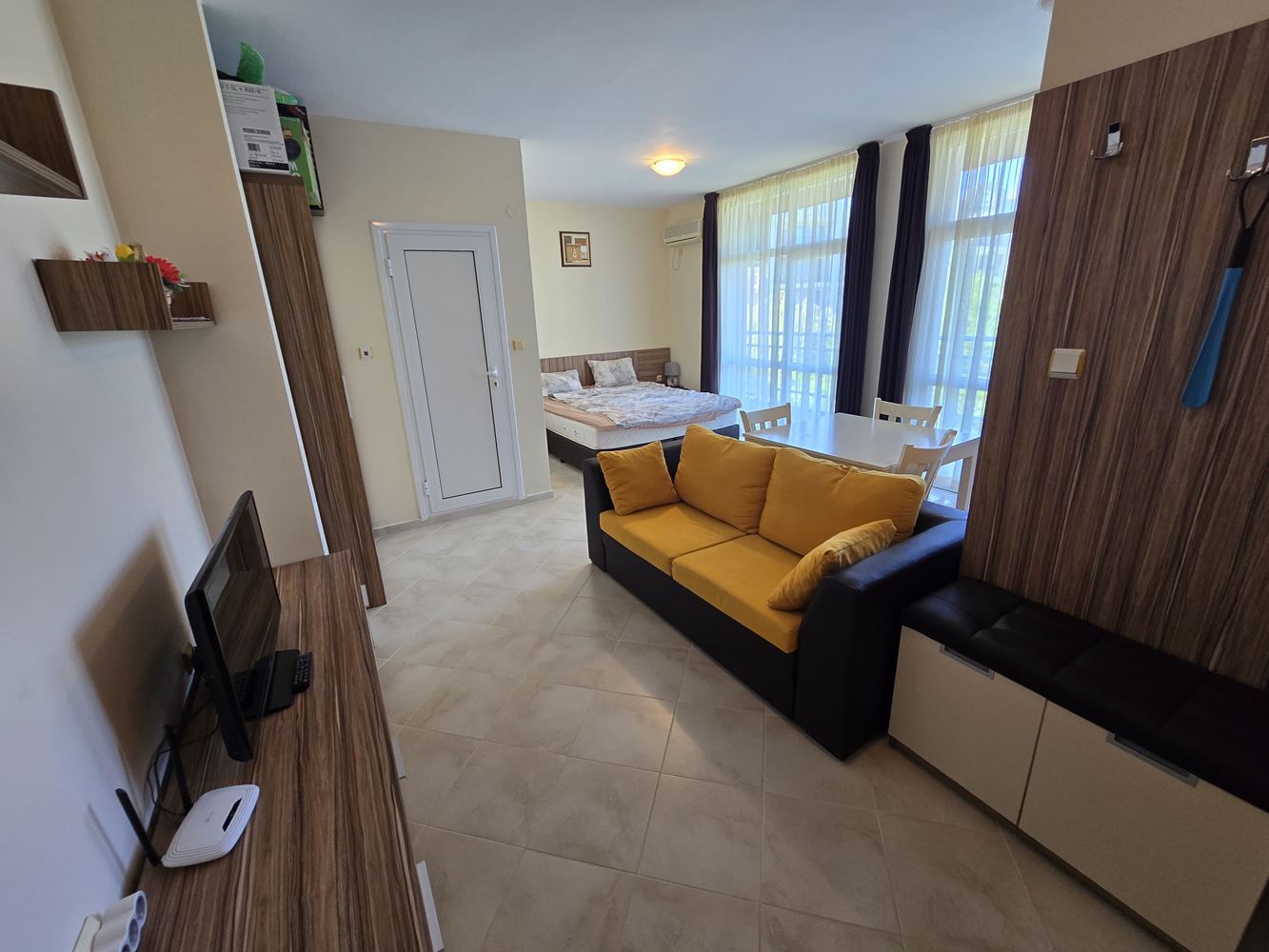 Slunečné pobřeží – prostorné studio s výborným potenciálem pro přestavbu na malý apartmán s jednou ložnicí