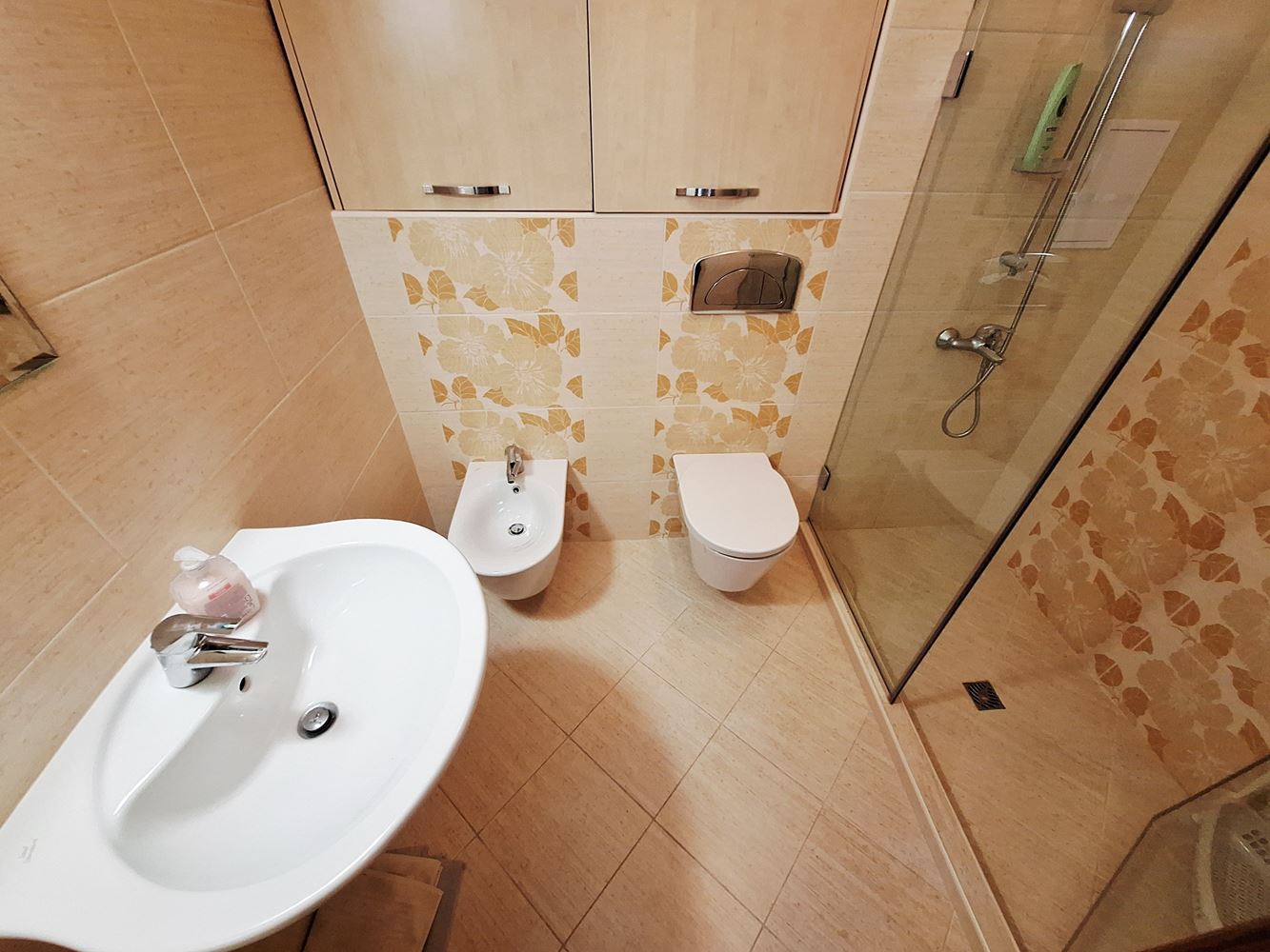 Prostorný apartmán se dvěma ložnicemi a parkovacím místem 200 metrů od moře ve Sveti Vlas