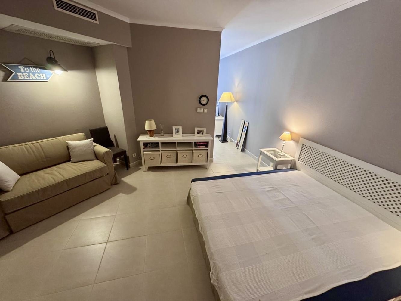 Luxusní byt s jednou ložnicí v prestižním komplexu na první linii – komfort, styl a nekonečné vybavení