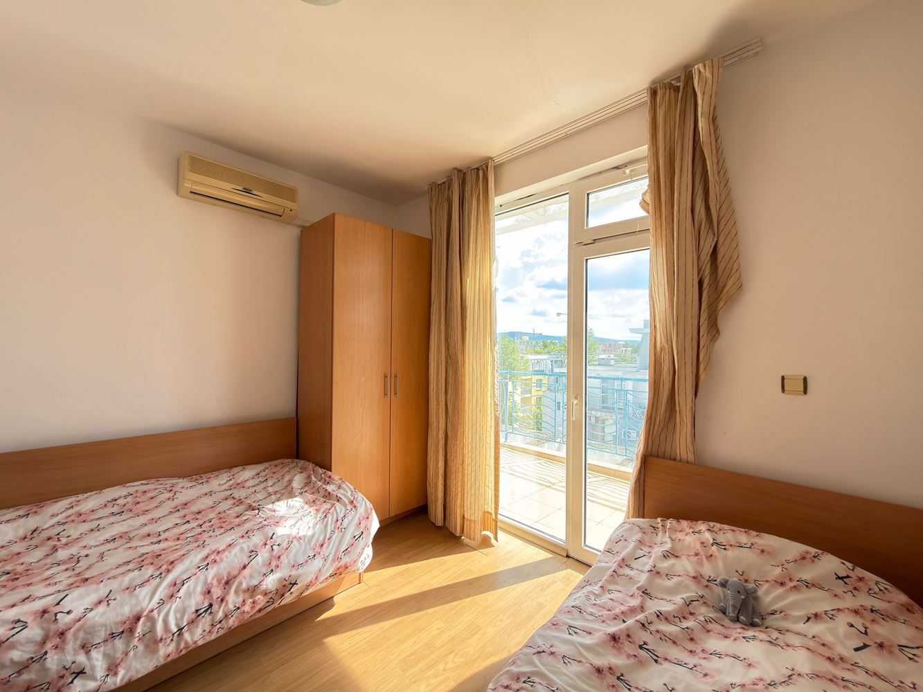 Prostorný čtyřpokojový mezonet s panoramatickými výhledy – komfort a styl v srdci klidu