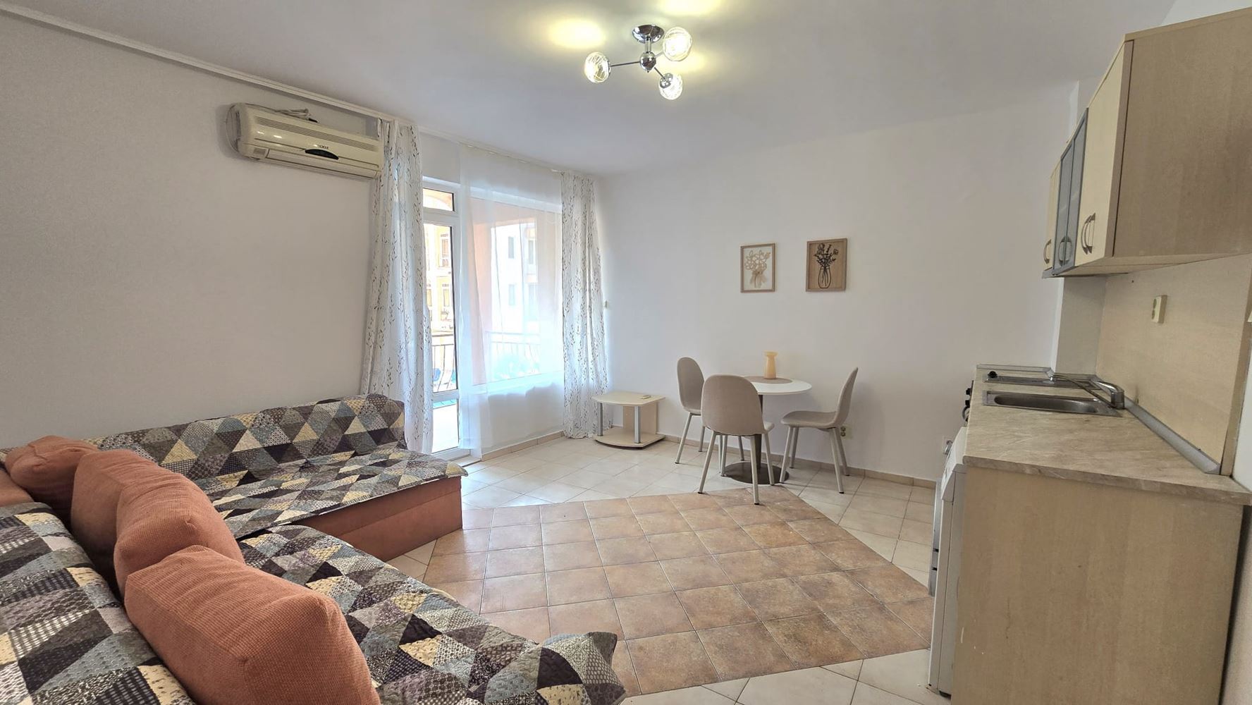 Apartmán se dvěma ložnicemi, jižní orientací a výhledem na bazén v Slunečném pobřeží