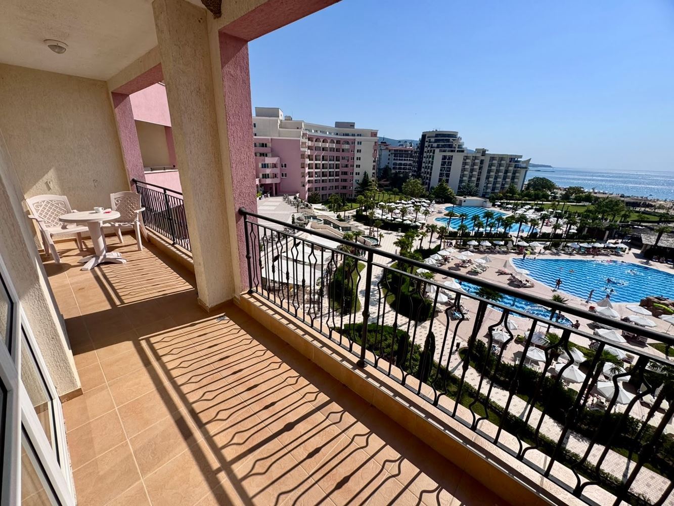 Luxusní apartmán u moře s panoramatickým výhledem v prestižním komplexu na Slunečném pobřeží