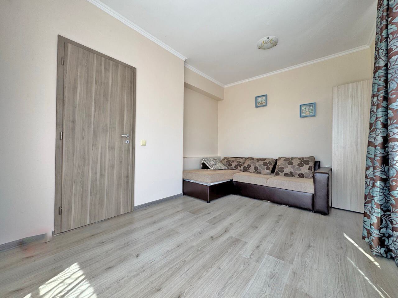 Apartmán se dvěma ložnicemi s výhledem na bazén v moderním komplexu na Slunečném pobřeží