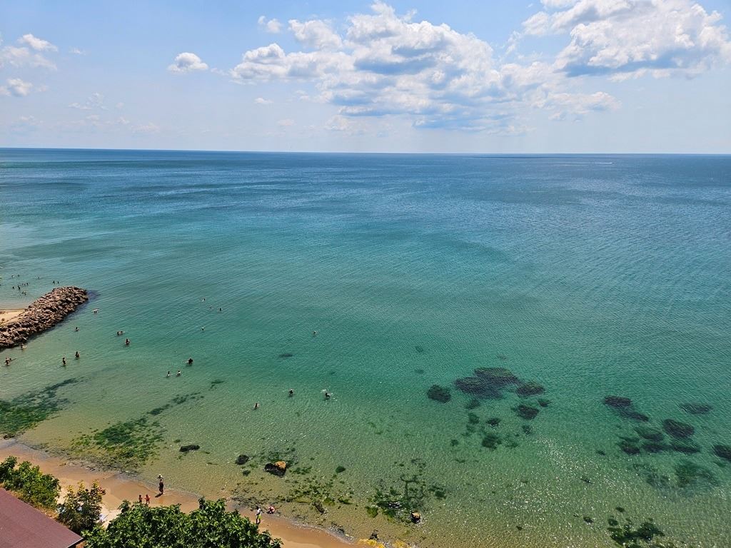 Luxusní panoramatický apartmán na první linii u moře se dvěma ložnicemi a obrovskou terasou