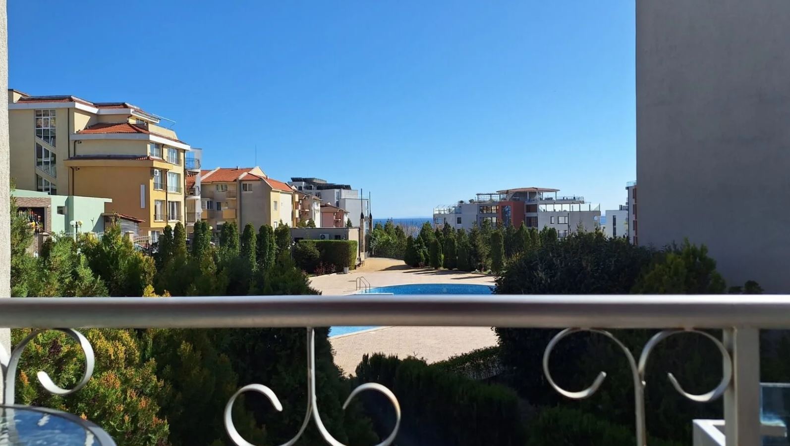 Apartmán s jednou ložnicí v první linii u moře ve Svatém Vlasu – útulná nemovitost s výhledem na bazén a moře