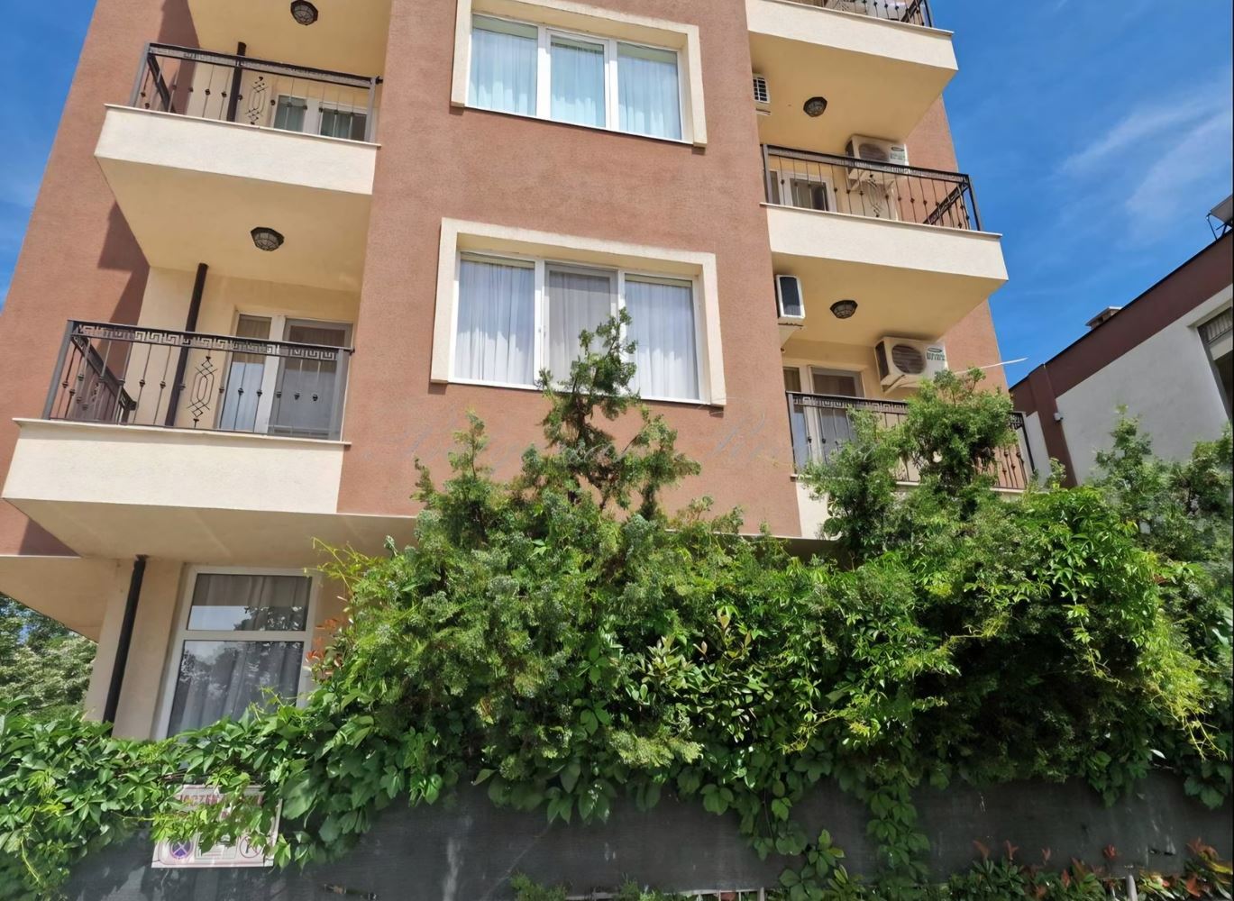 Prostorný apartmán se dvěma ložnicemi a vlastní zahrádkou pouhých 100 metrů od pláže v Nesebaru
