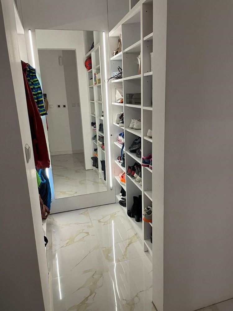 Prostorný pětipokojový apartmán s výhledem na moře v Pomorie – komfort, styl a funkčnost pro velkou rodinu