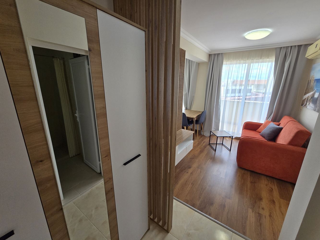 Apartmán s jednou ložnicí ve Slunečném pobřeží – nový luxusní interiér, panoramatický výhled a skvělá investice