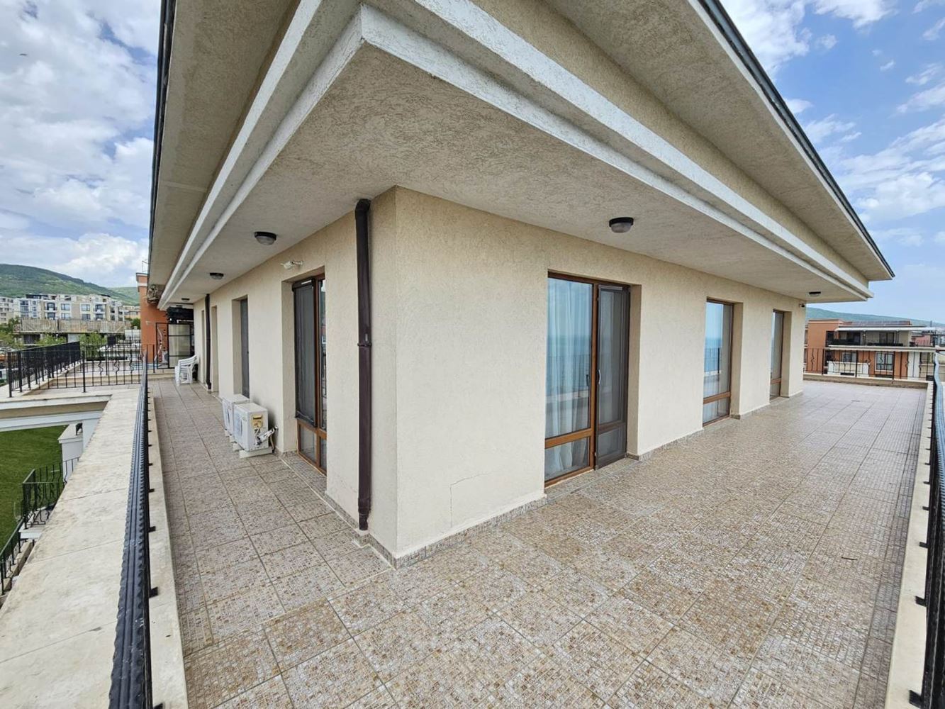 Sveti Vlas – apartmán se třemi ložnicemi s přímým panoramatickým výhledem na moře v komplexu na první linii