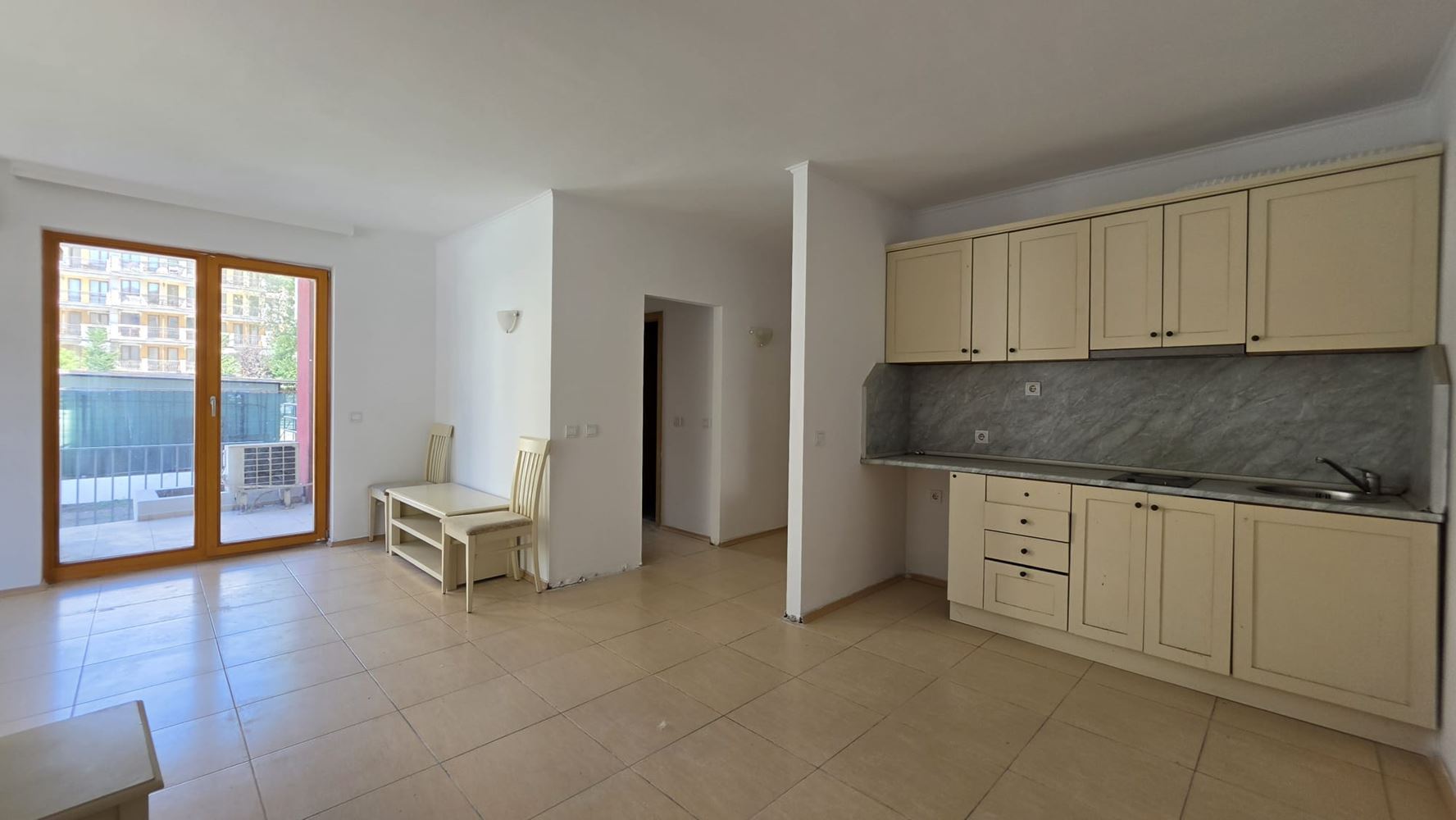 Apartmán s vlastní zahrádkou ve Slunečném pobřeží – bez poplatku za údržbu!
