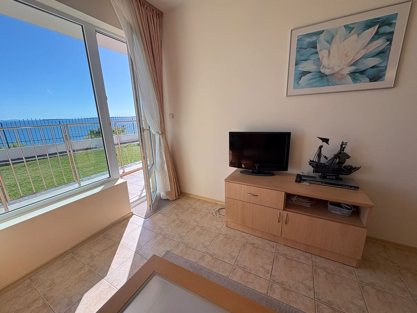 První linie v Sveti Vlas – prostorný apartmán s jednou ložnicí a výhledem na moře