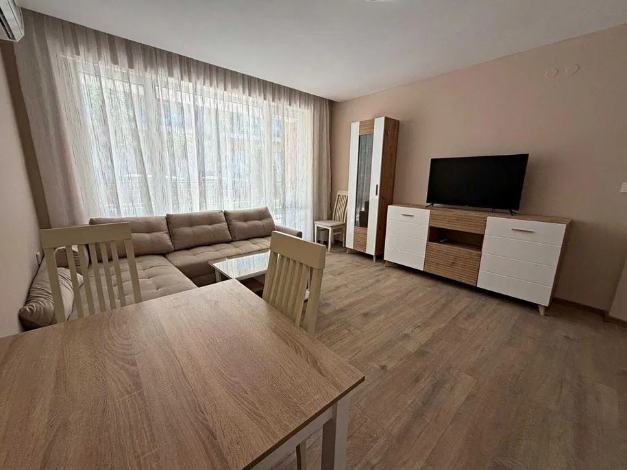Apartmán v první linii u moře v Elenite – kompletní rekonstrukce, elektřina pro běžné bydlení a přímý přístup na pláž