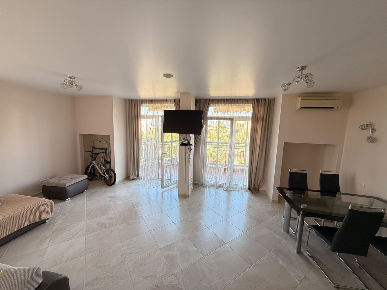 Apartmán v první linii u moře s výhledem na moře – plně zařízená nemovitost v komplexu ve středomořském stylu