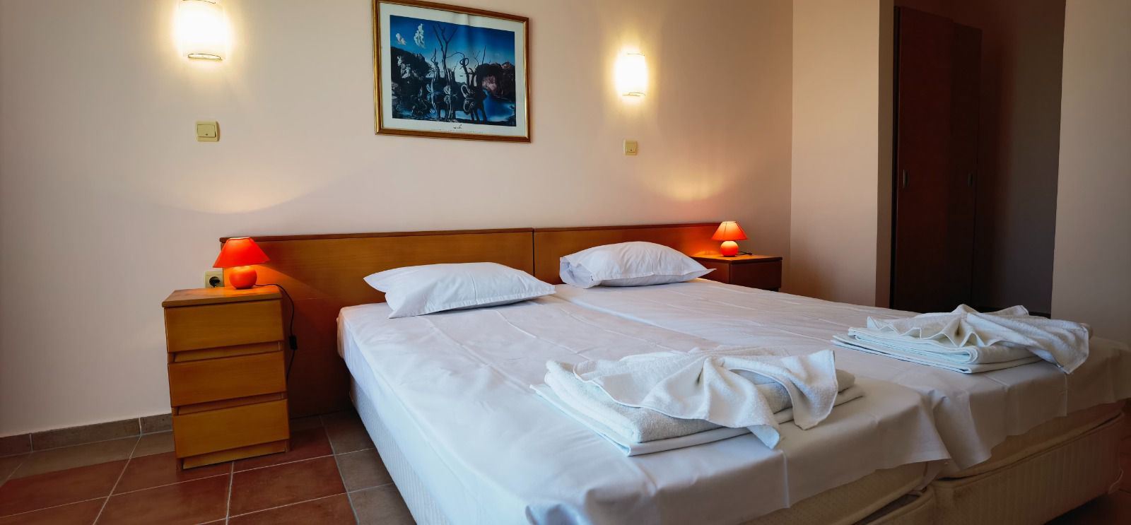 Prostorný třípokojový byt v nejvyšším patře v Slunečném pobřeží — komfort, styl a zelená harmonie u moře