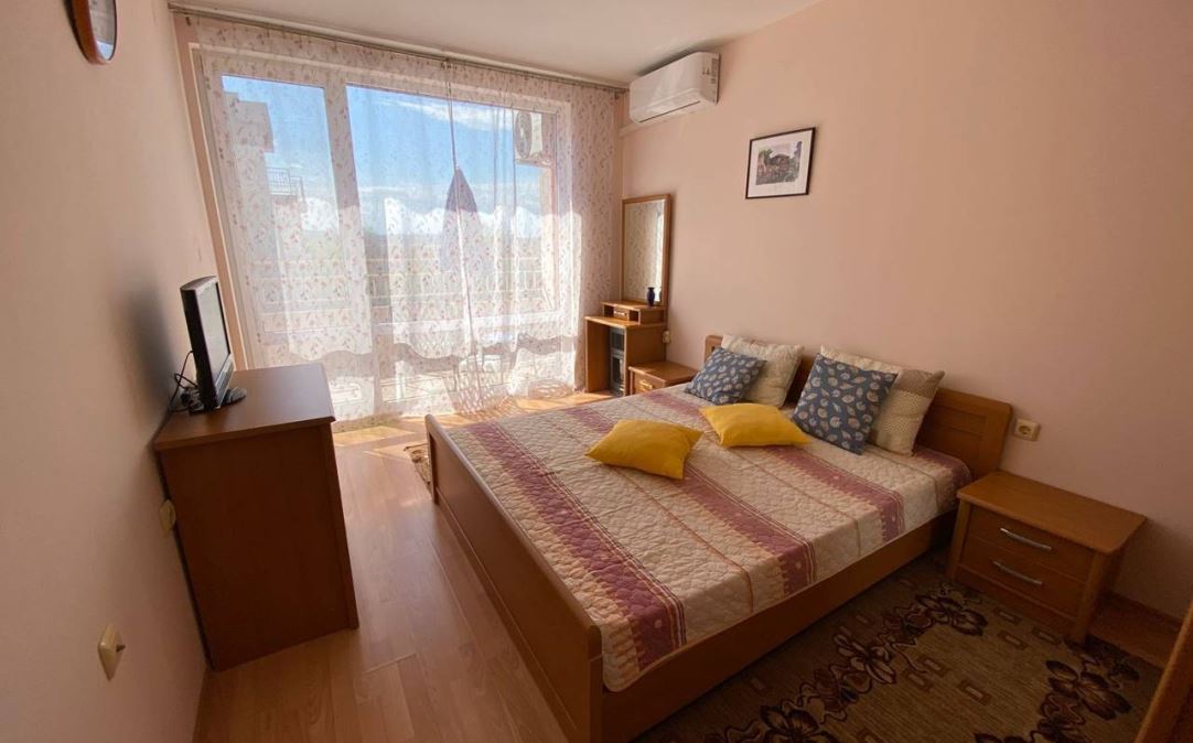 Prostorný apartmán s jednou ložnicí v moderním komplexu na Slunečném pobřeží – komfort, zeleň a vybavení pro obyvatele