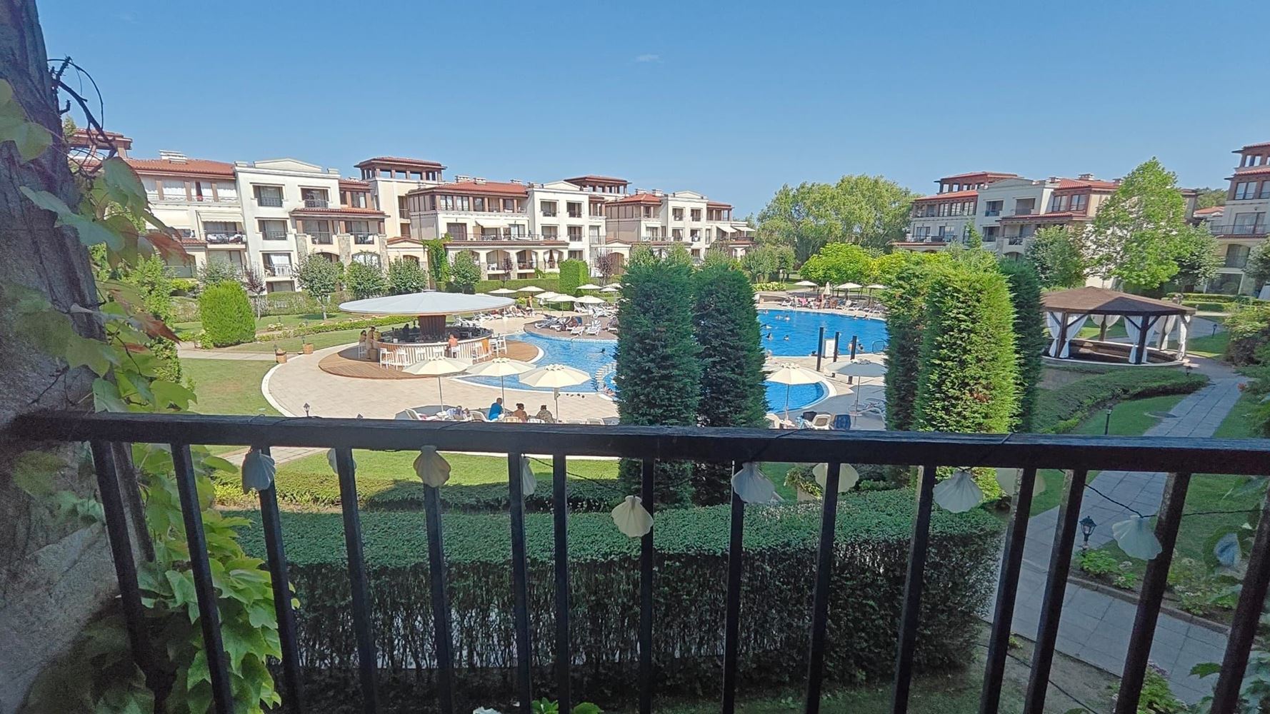 Byt se dvěma ložnicemi a prostornou verandou v luxusním komplexu v Kavatsi, Sozopol