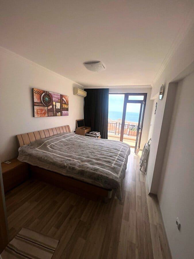 Prostorný čtyřpokojový apartmán s jedinečným panoramatickým výhledem na celý záliv ve Sveti Vlas