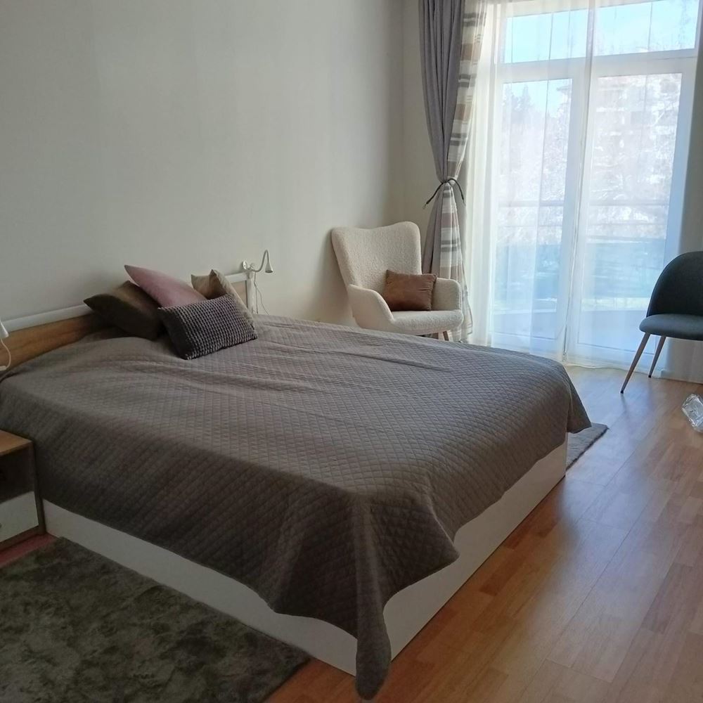 Prostorný apartmán se dvěma ložnicemi a panoramatickým výhledem na moře v Ravdě – pár metrů od pláže, plně zařízený a s výborným investičním potenciálem