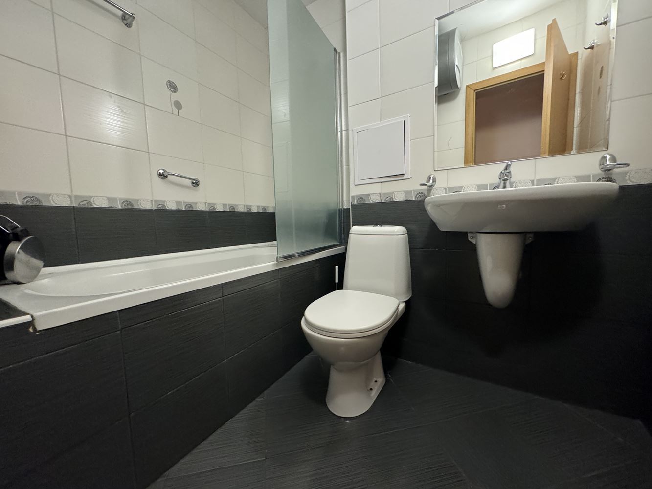 Prostorný apartmán se dvěma ložnicemi v první linii u moře ve Sveti Vlasu – výhled na moře a bazény