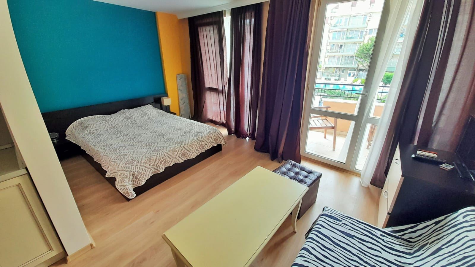 Elegantní studio v prestižním komplexu na Slunečném pobřeží – výborná investice; plně připravené k nastěhování